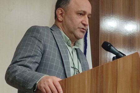 دکتر ایمانی مدیر شبکه بهداشت و درمان لاهیجان روز خبرنگار را تبریک گفت