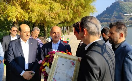 تجلیل مدیریت شهری لاهیجان از استاندار گیلان بهمناسبت برگزاری اجلاس بینالمللی استانداران ساحلی خزر تجلیل مدیریت شهری لاهیجان از استاندار گیلان بهمناسبت برگزاری اجلاس بینالمللی استانداران ساحلی خزر