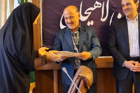 زارع جلیسه، نماینده مردم لاهیجان و سیاهکل از دختران خود تجلیل کرد