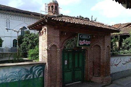 مسجد تاریخی اکبریه لاهیجان، میراثی ارزشمند که چشم‌انتظار مرمت و توجه مسئولان است
